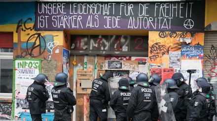Polizeibeamte bei einer Wohnungsdurchsuchung in der Rigaer Straße. 