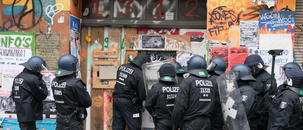 Polizeibeamte bei einer Wohnungsdurchsuchung in der Rigaer Straße.
