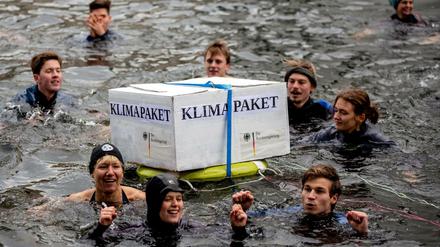 Aktivisten der BUNDjugend protestieren mit einer Bade-Aktion in der Spree gegen das Klimapaket der deutschen Bundesregierung. 