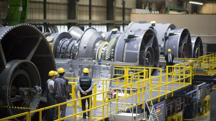 Fachkräfte arbeiten an einer Turbine in einem Gasturbinenwerk