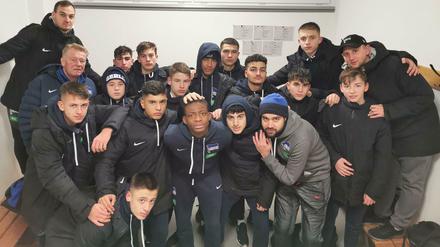 Geschlossen gegen Rassismus. Herthas U16 nach dem abgebrochenen Spiel in Auerbach. 