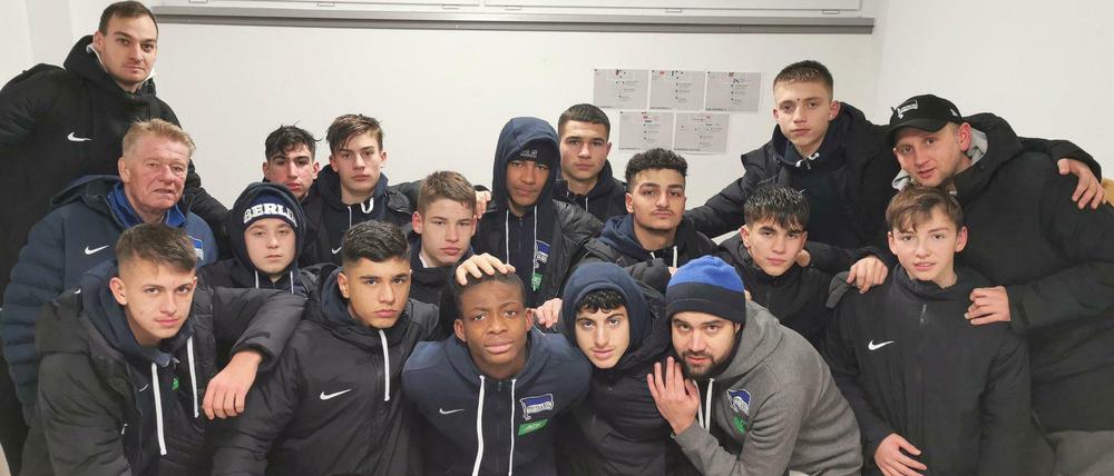 Geschlossen gegen Rassismus. Herthas U16 nach dem abgebrochenen Spiel in Auerbach.