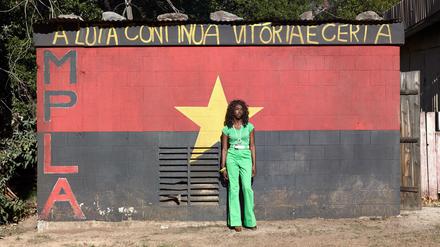 Stan Douglas, A Luta Continua, 1974, 2012, Digitaler C-Print auf Aluminium, 120,7 x 181 cm.