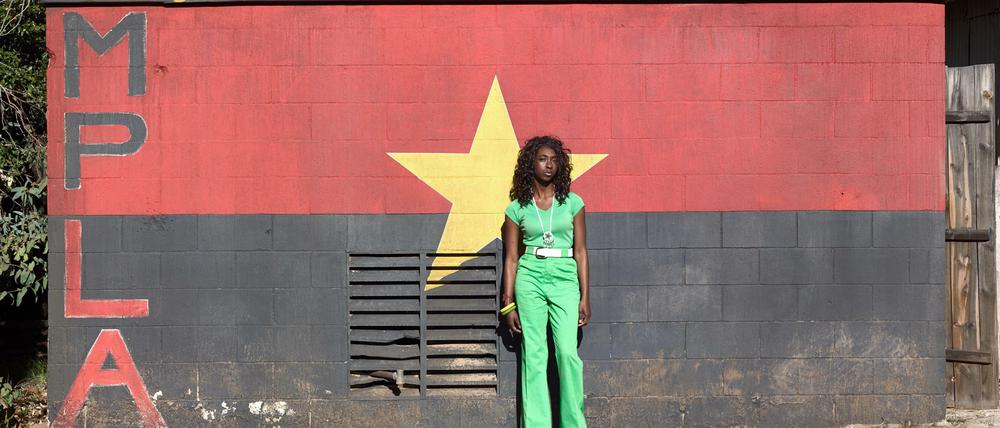 Stan Douglas, A Luta Continua, 1974, 2012, Digitaler C-Print auf Aluminium, 120,7 x 181 cm.