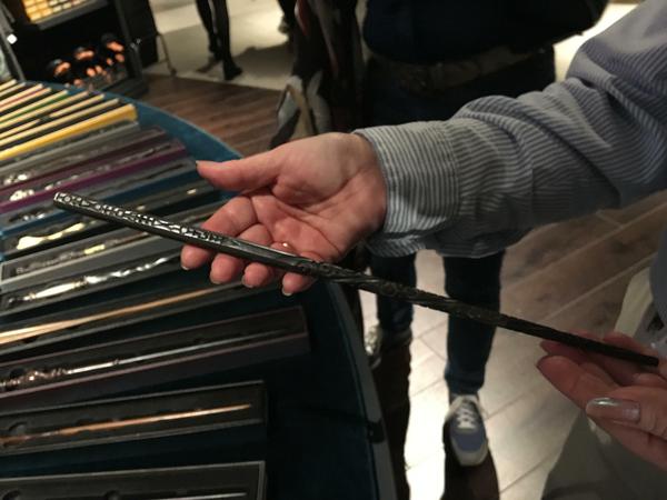 Auf den Zauberstab von Sirius Black sind Runen gemeißelt, die seinen Tätowierungen entsprechen.