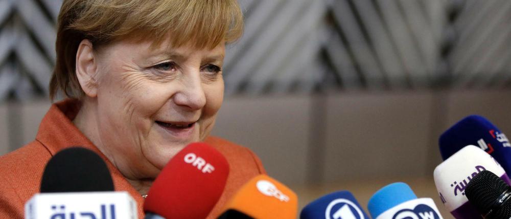 Bundeskanzlerin Angela Merkel vor Journalisten-Mikrofonen. Zunehmend sendet sie aber auch selbst.