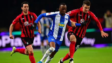 Kraftvoll zum Sieg: Dodi Lukebakio (blau-weißes Trikot) hat sich mit Hertha gegen Freiburg durchgesetzt. 