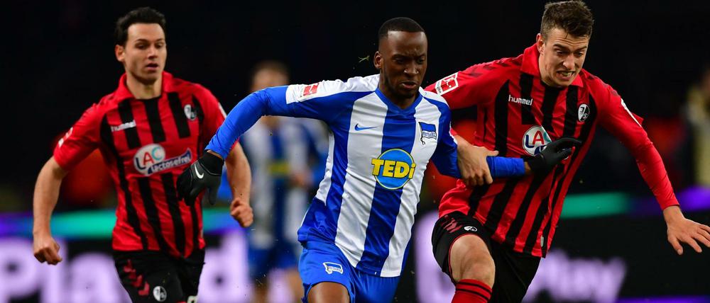Kraftvoll zum Sieg: Dodi Lukebakio (blau-weißes Trikot) hat sich mit Hertha gegen Freiburg durchgesetzt.