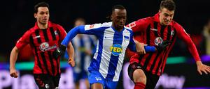 Kraftvoll zum Sieg: Dodi Lukebakio (blau-weißes Trikot) hat sich mit Hertha gegen Freiburg durchgesetzt. 