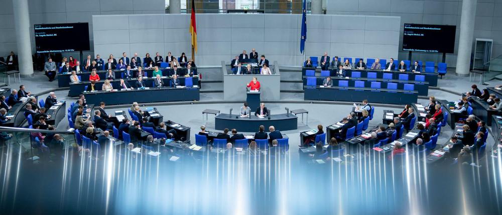 Kanzlerin Angela Merkel spricht im Bundestag.