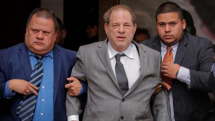 Der frühere Hollywood-Produzent Harvey Weinstein verlässt das Gebäude des Supreme Court in New York.