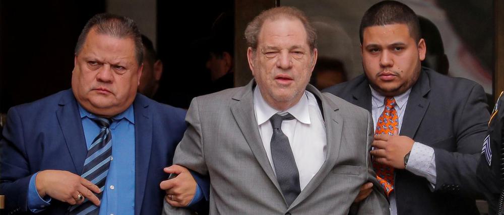 Der frühere Hollywood-Produzent Harvey Weinstein verlässt das Gebäude des Supreme Court in New York.