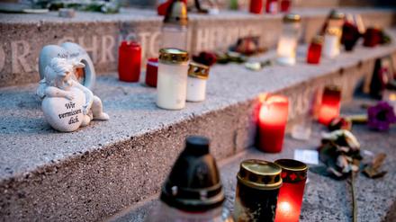 Eine Engelsfigur und Lichter stehen am Mahnmal für die Opfer des Attentats auf dem Weihnachtsmarkt am Breitscheidplatz.