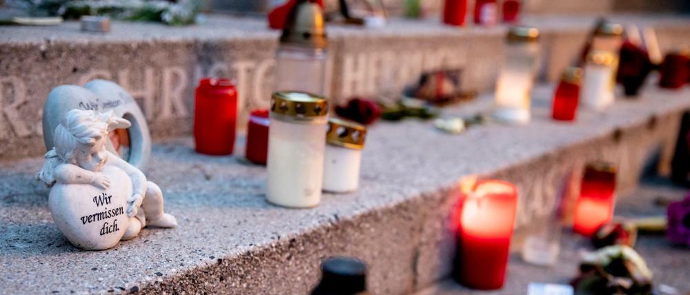 Eine Engelsfigur und Lichter stehen am Mahnmal für die Opfer des Attentats auf dem Weihnachtsmarkt am Breitscheidplatz.