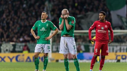 Zum Verstecken. Die Bremer Maximilian Eggestein (links) und Davy Klaassen sind geschockt.