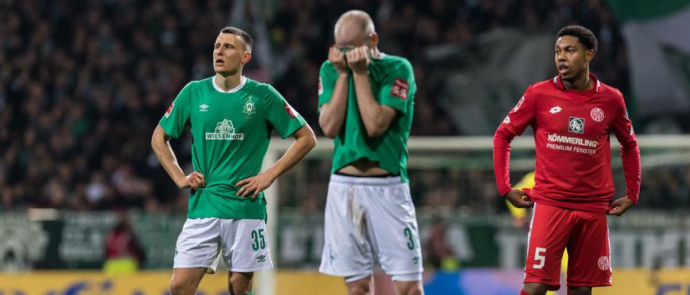 Zum Verstecken. Die Bremer Maximilian Eggestein (links) und Davy Klaassen sind geschockt.