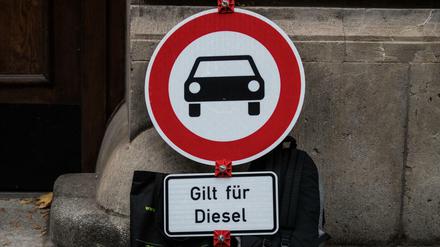 Durchfahrt verboten: Die ersten Sperrzonen für alte Diesel-Fahrzeuge gelten. Wie sie kontrolliert werden sollen, ist unklar.