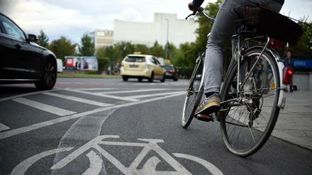 Ein Fahrradfahrer fährt in Berlin über den Radweg am Moritzplatz. (Symbolbild)