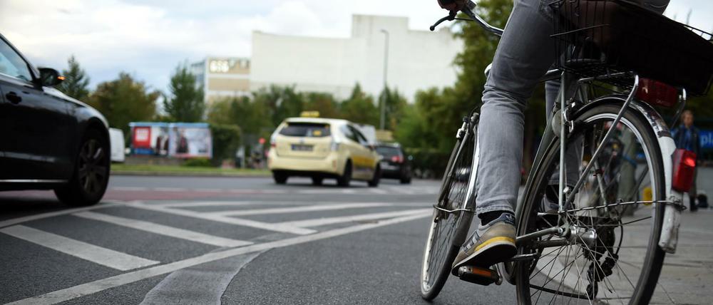 Ein Fahrradfahrer fährt in Berlin über den Radweg am Moritzplatz. (Symbolbild)