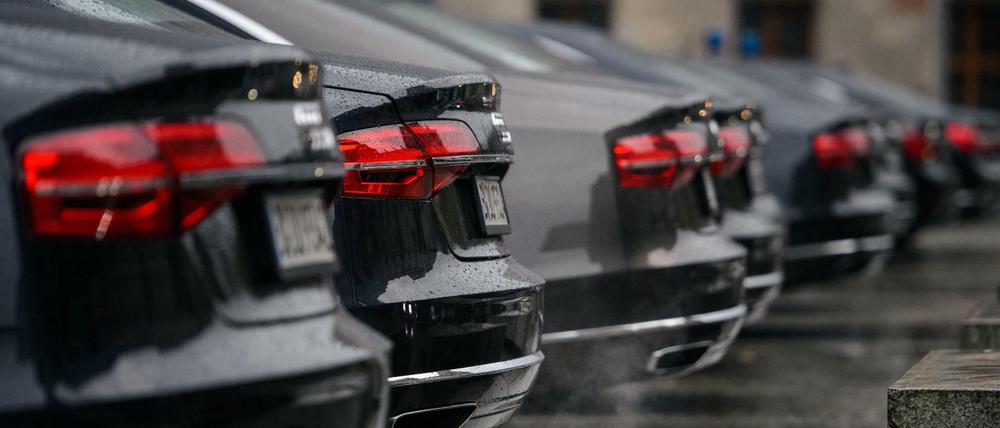 Dienstfahrzeuge von Politikern stehen im Regierungsviertel in einer Reihe (Symbolbild).