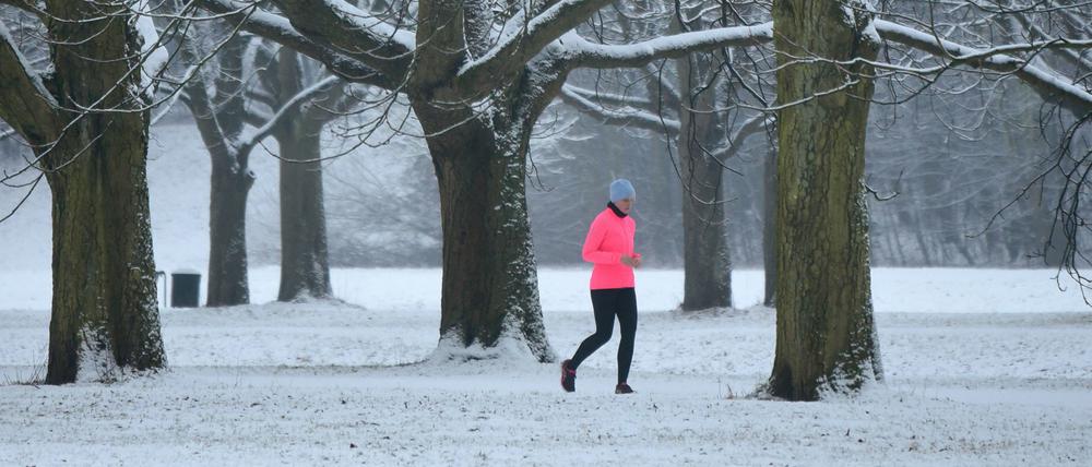 Ist man gut gerüstet, kann Sport im Winter dem Körper auch guttun.