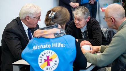 Bundespräsident Frank-Walter Steinmeier besuchte am Dienstag die Bahnhofsmission im Berliner Hauptbahnhof. 