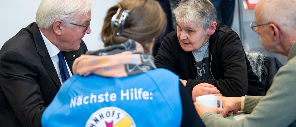 Bundespräsident Frank-Walter Steinmeier besuchte am Dienstag die Bahnhofsmission im Berliner Hauptbahnhof.