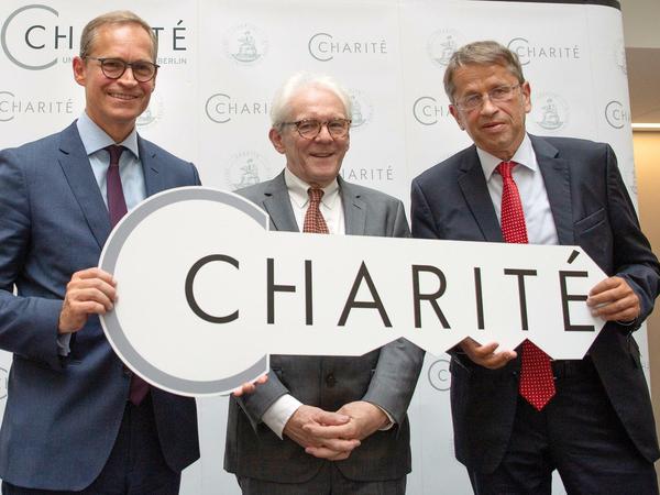 Der Schlüssel für alles: Heyo Kroemer mit seinem Vorgänger Karl Max Einhäupl und dem Regierenden Bürgermeister Michael Müller (von rechts) bei der Amtsübergabe im September.
