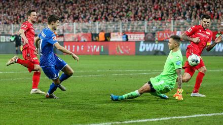 Auch der ist drin. Christoph Baumgartner (2.v.l) von TSG Hoffenheim trifft zum 2:0 vorbei an Berlins Rafal Gikiewicz (2.v.r) und Christopher Trimmel (r).