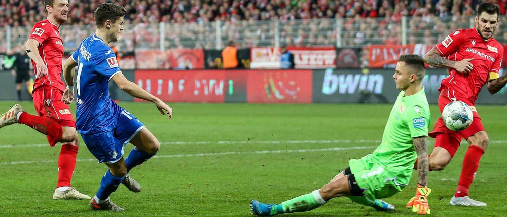Auch der ist drin. Christoph Baumgartner (2.v.l) von TSG Hoffenheim trifft zum 2:0 vorbei an Berlins Rafal Gikiewicz (2.v.r) und Christopher Trimmel (r).