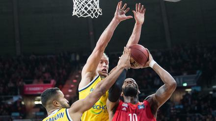 Hände hoch: Bei den Duellen zwischen Alba Berlin und Bayern München geht es zur Sache.