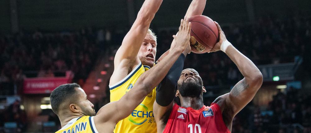 Hände hoch: Bei den Duellen zwischen Alba Berlin und Bayern München geht es zur Sache.