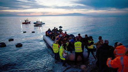 Flüchtlinge in einem Schlauchboot auf dem Mittelmeer.
