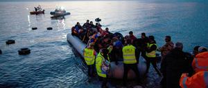 Flüchtlinge in einem Schlauchboot auf dem Mittelmeer.