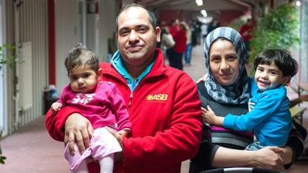Der Iraker Atheer Jabber mit seiner Familie in Sumte (Niedersachsen). 2015 kamen die ersten Flüchtlinge in dem Dorf an. 