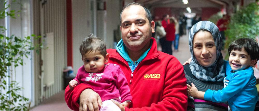 Der Iraker Atheer Jabber mit seiner Familie in Sumte (Niedersachsen). 2015 kamen die ersten Flüchtlinge in dem Dorf an.