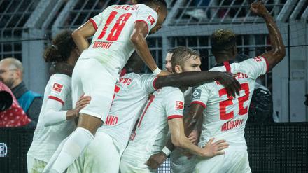 Wieder drin. Die Leipziger Spieler bejubeln das 2:2 durch Timo Werner in Dortmund.
