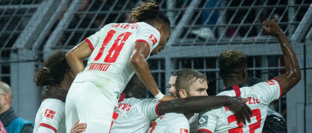 Wieder drin. Die Leipziger Spieler bejubeln das 2:2 durch Timo Werner in Dortmund.