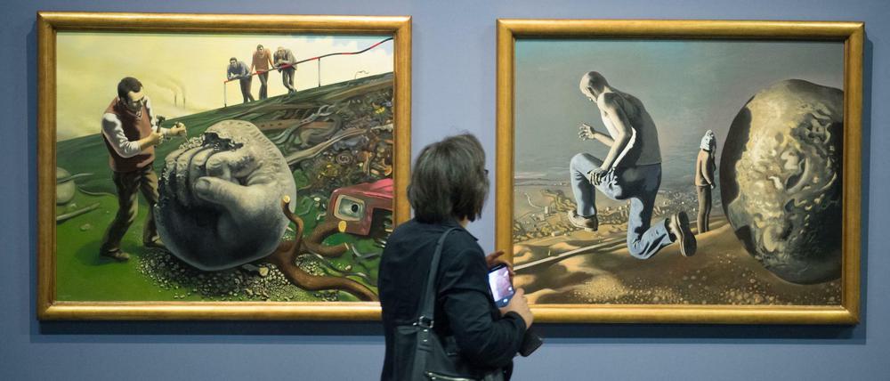 Eine Frau steht im Albertinum in der Ausstellung „Ostdeutsche Malerei und Skulptur 1949-1990“.