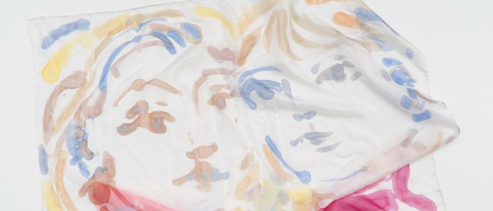 Eine Zeichnung auf Seidenstoff von Sophie von Hellermann im Peles Empire.