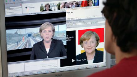 Angela Merkel auf allen Kanälen, seit mehr als zehn Jahren auch im Internet. Die Bundesregierung hält das für ihren Auftrag.