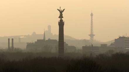 Sonnenuntergang: der Himmel über der Siegessäule (l) und dem Funkturm in Berlin verfärbt. 