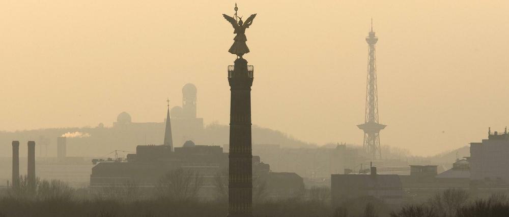 Sonnenuntergang: der Himmel über der Siegessäule (l) und dem Funkturm in Berlin verfärbt. 
