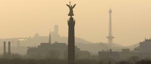 Sonnenuntergang: der Himmel über der Siegessäule (l) und dem Funkturm in Berlin verfärbt. 