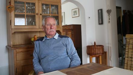 Reinhard Schetters, der seine Frau Petra seit dem 19.05.2019 vermisst, sitzt im Esszimmer und schaut aus dem Fenster. 