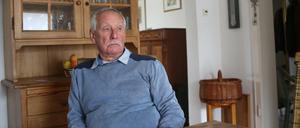 Reinhard Schetters, der seine Frau Petra seit dem 19.05.2019 vermisst, sitzt im Esszimmer und schaut aus dem Fenster.