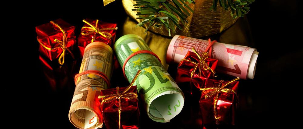 Aus Angst nicht das passende Geschenk zu finden, legen viele Verbraucher gerne Scheine und Gutscheine unter die Tanne.