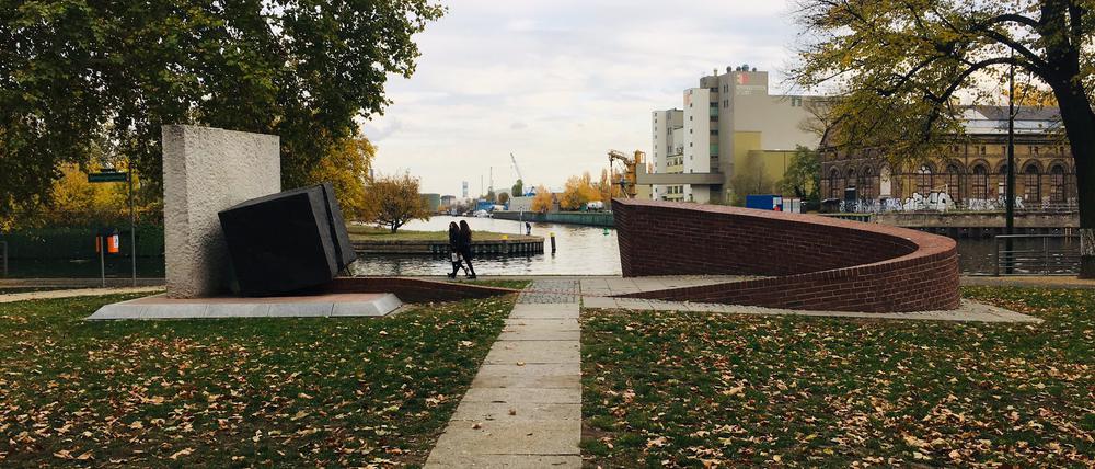 Seit den 80ern erinnert das Mahnmal an die Synagoge. Hinten Spree Ecke Havel.