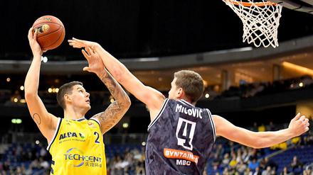 Bogdan Radosavljevic (li.) wirft auf den Korb. 