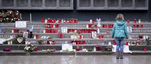 Ein Mädchen betrachtet Kerzen, Blumen und Andenken an der Gedenkstätte auf dem Breitscheidplatz. (Archivbild)